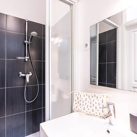 New - Designer Flat For 4 Pp Paris